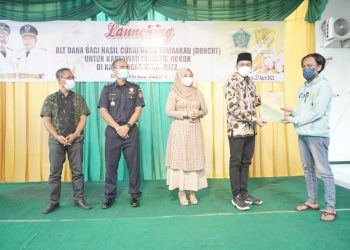 Bupati Sidoarjo Serahkan BLT Cukai Kepada 2.994 Pekerja Pabrik Rokok