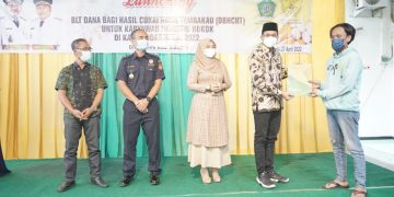 Bupati Sidoarjo Serahkan BLT Cukai Kepada 2.994 Pekerja Pabrik Rokok