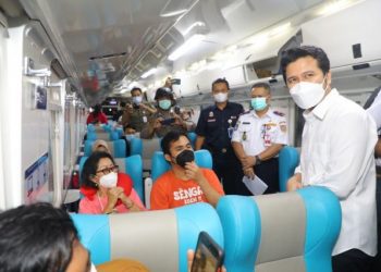 Sapa Pemudik di Stasiun Gubeng, Wagub Emil Pastikan Mudik Sehat dan Nyaman