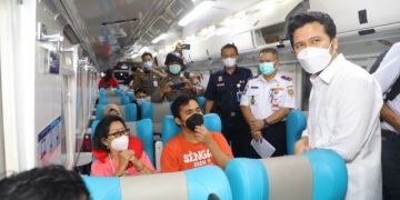 Sapa Pemudik di Stasiun Gubeng, Wagub Emil Pastikan Mudik Sehat dan Nyaman