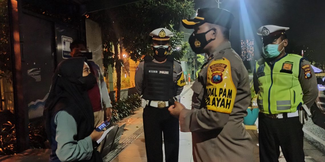 Amankan Bulan Ramadan, Polsek Wonocolo Tertibkan Kawasan Kerumunan Massa