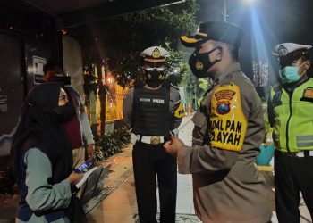 Amankan Bulan Ramadan, Polsek Wonocolo Tertibkan Kawasan Kerumunan Massa