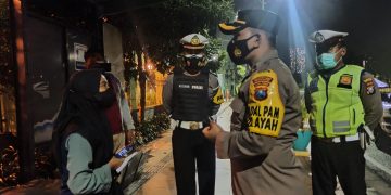 Amankan Bulan Ramadan, Polsek Wonocolo Tertibkan Kawasan Kerumunan Massa