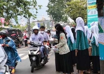 OSIS dan IPPNU SMK Walisongo 1 Gempol Saling Bersinergi Berbagi Takjil