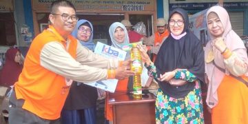 Modal Patungan, Relawan Anies Baswedan Gresik Gelar Pasar Murah Minyak Goreng