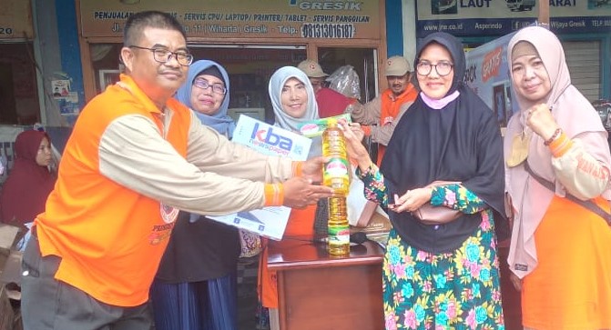 Modal Patungan, Relawan Anies Baswedan Gresik Gelar Pasar Murah Minyak Goreng