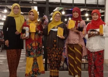 9  Perempuan Usia Emas Luncurkan Buku Antologi Puisi ‘Untukmu Kartini’