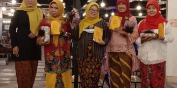 9  Perempuan Usia Emas Luncurkan Buku Antologi Puisi ‘Untukmu Kartini’