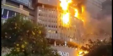 Tunjungan Plaza 5 Terbakar, Belasan Damkar Dikerahkan