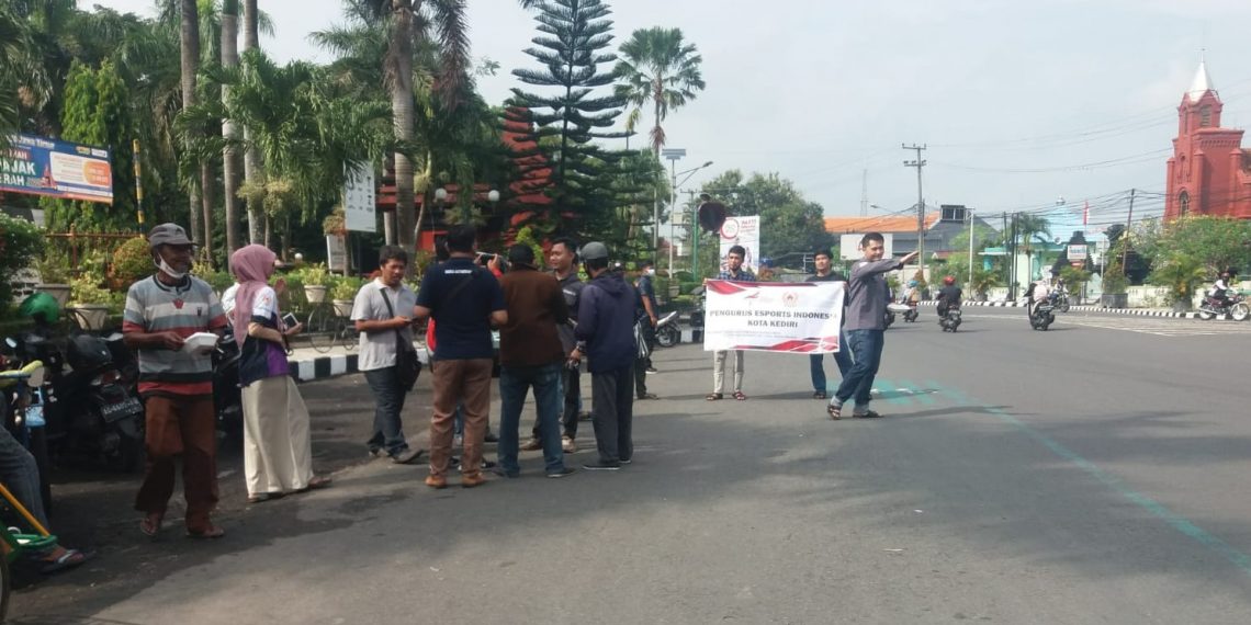 Jumat Berkah, E-Sports Kediri Berbagi Nasi Geprek