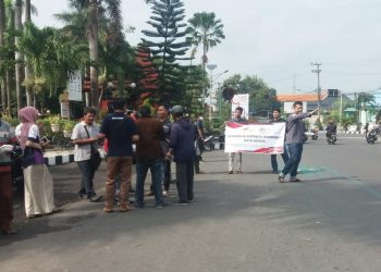 Jumat Berkah, E-Sports Kediri Berbagi Nasi Geprek