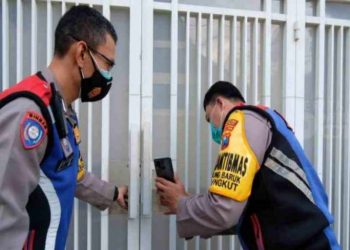 Polsek Rungkut Luncurkan Program Halo Pak Bhabin, Polisi Video Call Dengan Pemilik Rumah
