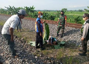 Asyik Duduk di Rel, Warga Kediri Terserempet Kereta Api