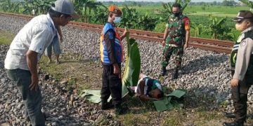 Asyik Duduk di Rel, Warga Kediri Terserempet Kereta Api