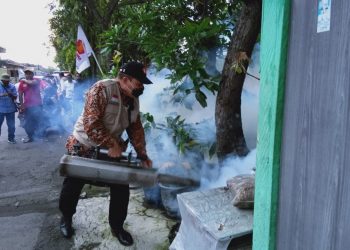 Cegah Penyebaran DBD, Bambang Haryo dan BHS Peduli Fogging Gratis di Desa Gelam