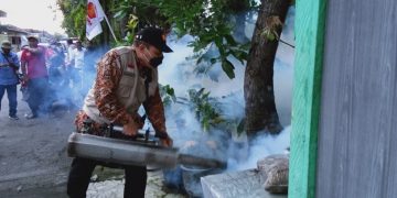 Cegah Penyebaran DBD, Bambang Haryo dan BHS Peduli Fogging Gratis di Desa Gelam