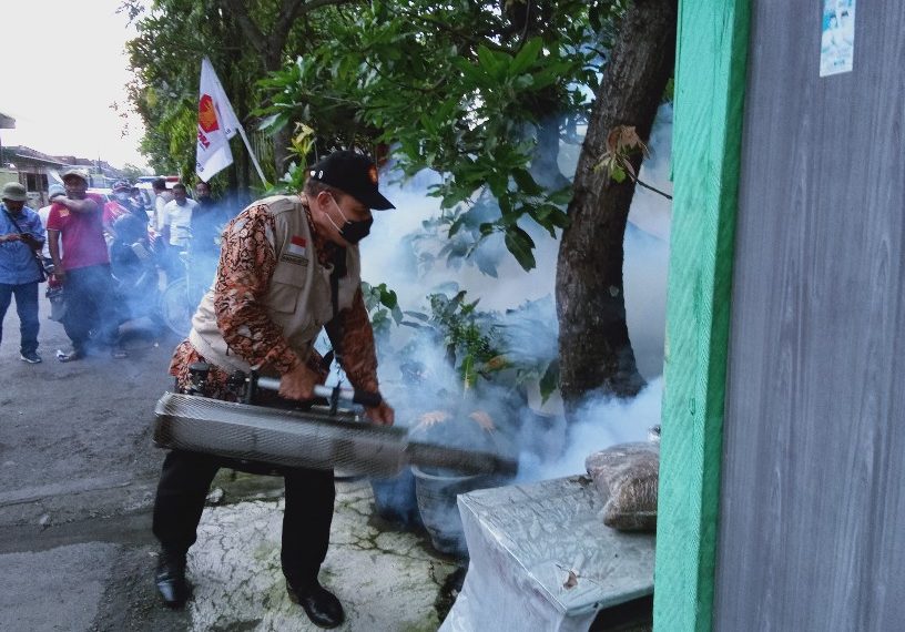 Cegah Penyebaran DBD, Bambang Haryo dan BHS Peduli Fogging Gratis di Desa Gelam