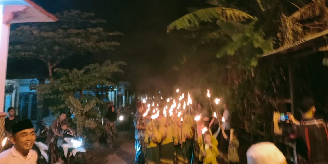 Lestarikan Tradisi, Ratusan Santri Darul Ulum Gelar Takbir Keliling Dengan Obor