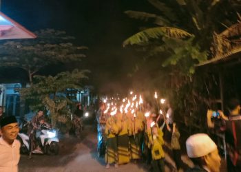 Lestarikan Tradisi, Ratusan Santri Darul Ulum Gelar Takbir Keliling Dengan Obor