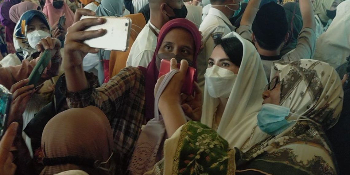 Gubernur Khofifah dan Wagub Emil Dardak Salat Id Bareng di Masjid Al Akbar Surabaya