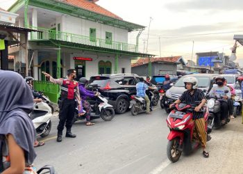 Cegah Kemacetan Arus Balik Lebaran, Petugas Ops Ketupat Semeru Amankan Perbatasan Pamekasan-Sampang