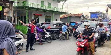 Cegah Kemacetan Arus Balik Lebaran, Petugas Ops Ketupat Semeru Amankan Perbatasan Pamekasan-Sampang
