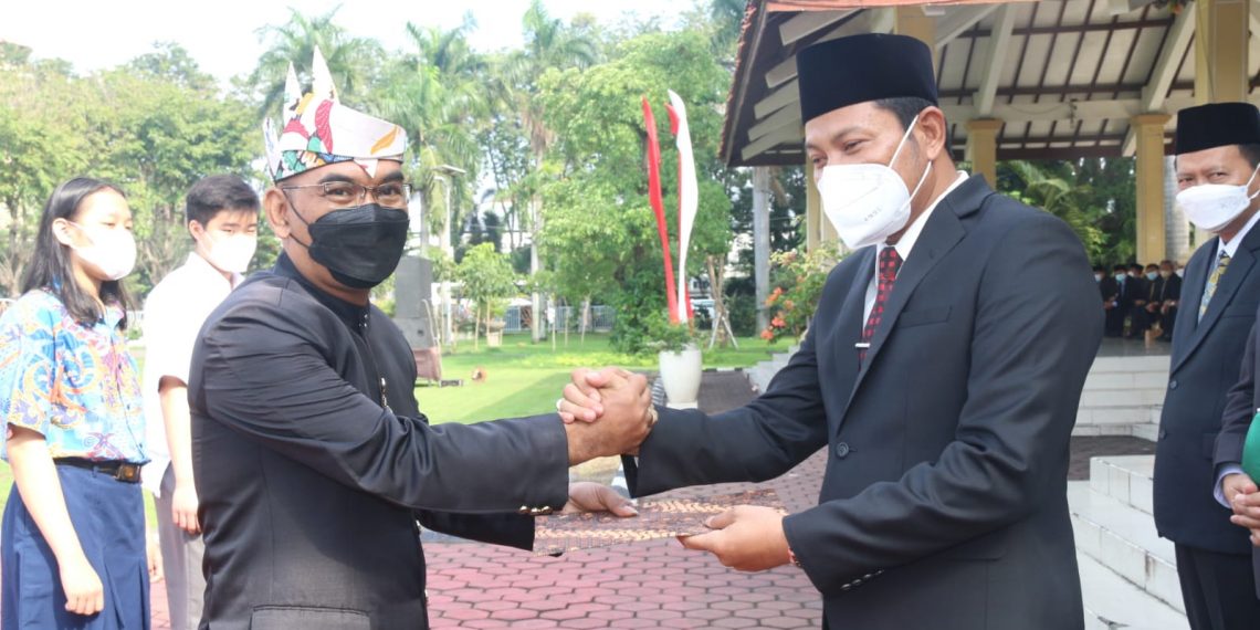 Wakil Bupati Serahkan SK Implementasi Kurikulum Merdeka Jalur Mandiri dan Beri Penghargaan Siswa Berprestasi