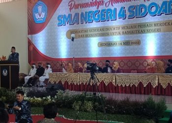Bupati Ahmad Muhdlor Bersama Istri Saksikan Prosesi Purnawidya Adhitama ke 26 SMAN  4 Sidoarjo