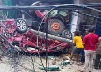 Diduga Rem Blong, Kontainer Seruduk Suzuki Ertiga dan Gudang, 1 Orang Tewas