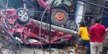 Diduga Rem Blong, Kontainer Seruduk Suzuki Ertiga dan Gudang, 1 Orang Tewas