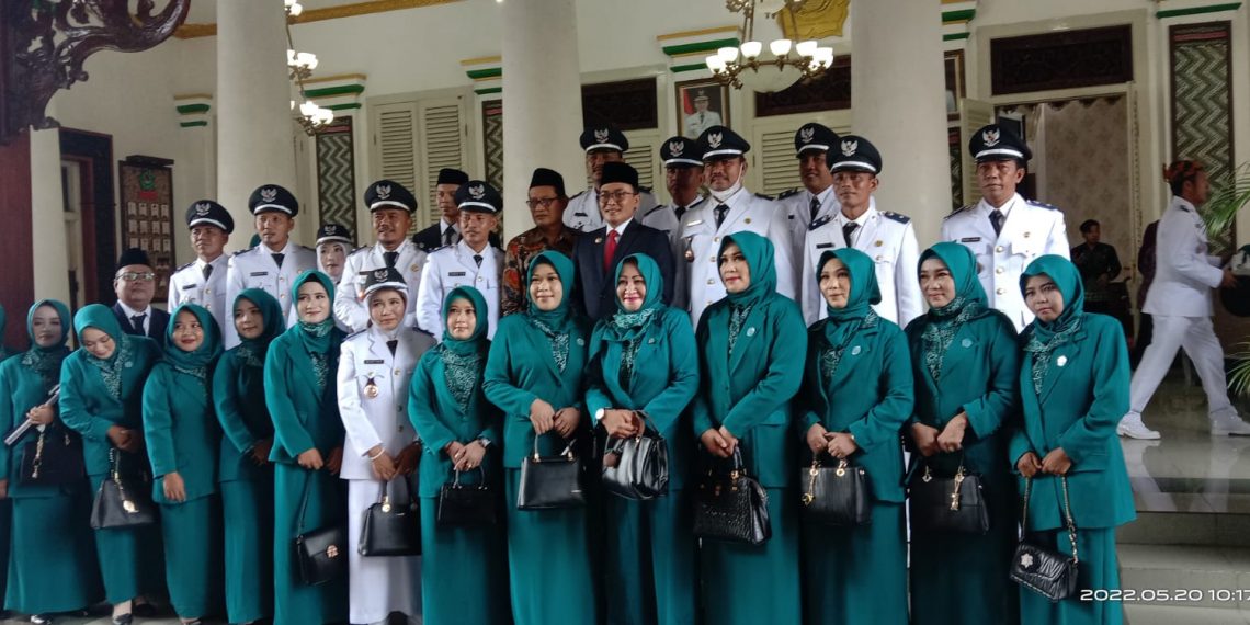 Serentak, Bupati Pamekasan Lantik 72 Kepala Desa