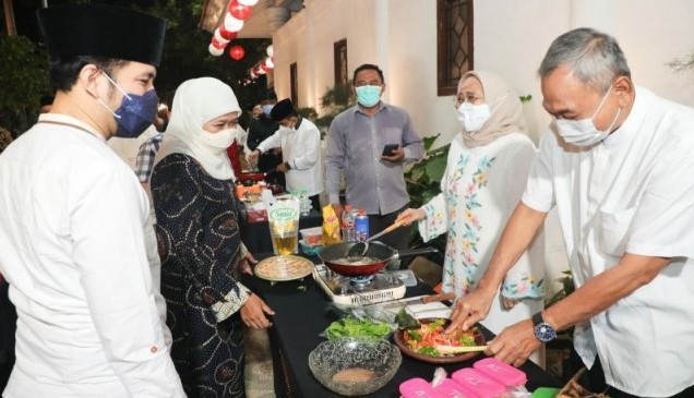 Jalin Ukhuwah Antar-Kepala OPD, Gubernur Khofifah Ajak Qiyamul Lail Berjamaah dan Lomba Masak Bandeng