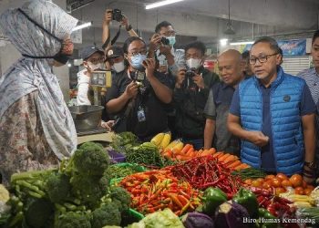 Cek Pasar Kosambi Bandung, Mendag Zulhas Pastikan Harga Sembako Stabil