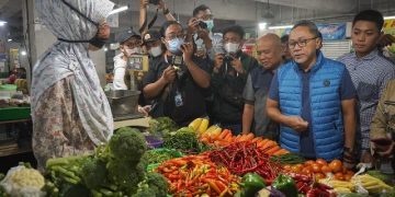 Cek Pasar Kosambi Bandung, Mendag Zulhas Pastikan Harga Sembako Stabil
