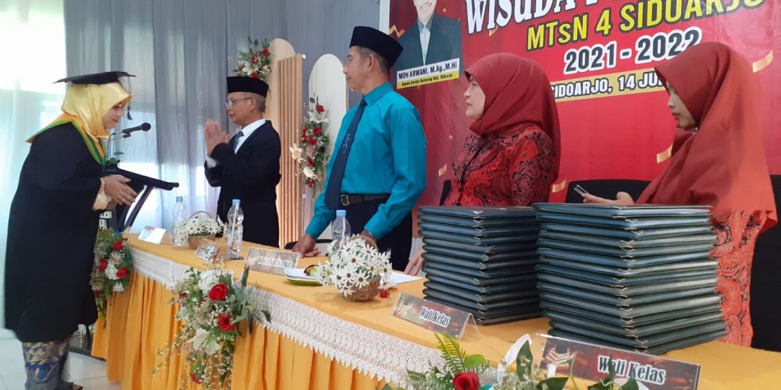 Lulus 100%, MTsN 4 Sidoarjo Wisuda 268 Siswanya