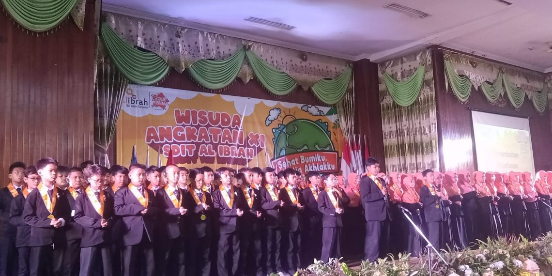 Prosesi Wisuda SDIT Al Ibrah Gresik, Dari Teaterikal Cinta Lingkungan hingga Penghargaan Penghafal Al Quran