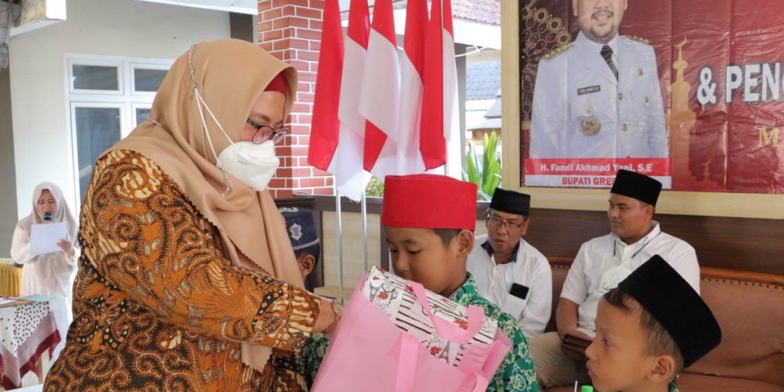 Tiba Di Bawean, Wakil Bupati Gresik Hadiri Halal Bihalal dan Pengukuhan Pengurus IKBAL Qomaruddin