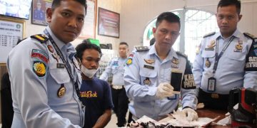 Petugas Lapas Banyuwangi Gagalkan Penyelundupan HP lewat Kue Tart