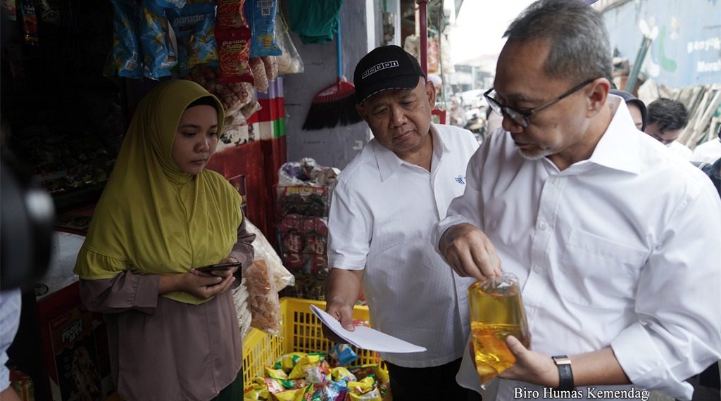 Blusukan Lagi ke Pasar, Mendag Zulhas: Migor Rp14.000/Liter Ada di 13.968 Warung Pangan dan Warung Gurih
