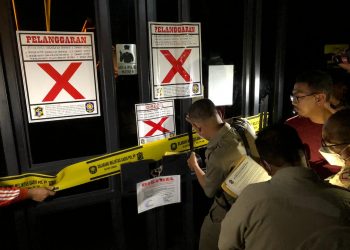 Satpol PP Segel Holywings di Surabaya