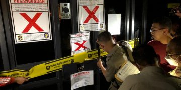 Satpol PP Segel Holywings di Surabaya