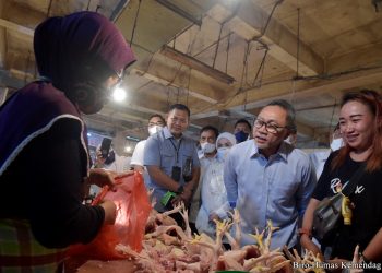 Hari Pertama Kerja, Mendag Zulhas Langsung Pantau Pasar Cibubur
