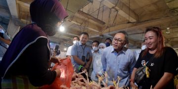 Hari Pertama Kerja, Mendag Zulhas Langsung Pantau Pasar Cibubur