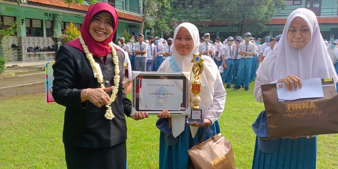 SMKN 2 Buduran Beri Penghargaan Kepada Siswa Berprestasi dan Guru Purna Tugas