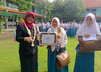 SMKN 2 Buduran Beri Penghargaan Kepada Siswa Berprestasi dan Guru Purna Tugas