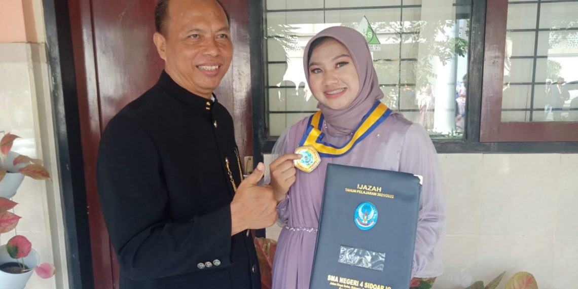 Griselda Putri Alumni SMAN 4 Sidoarjo :  Tak Mau Meninggalkan Dunia Bisnis