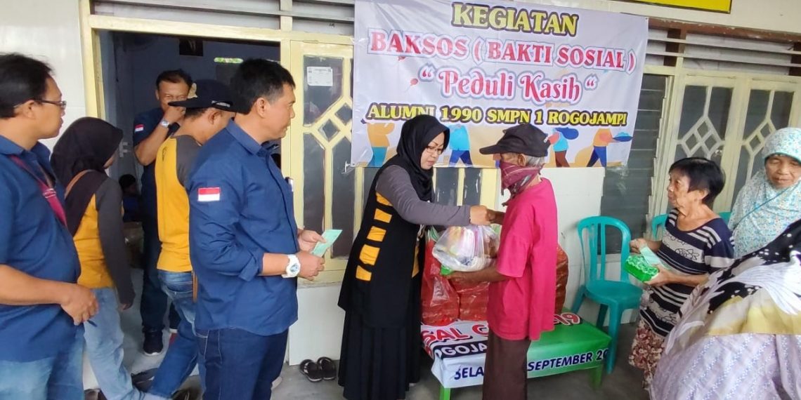 Baksos Alumni SMPN 1 Rogojampi ’90 Peduli Dhuafa