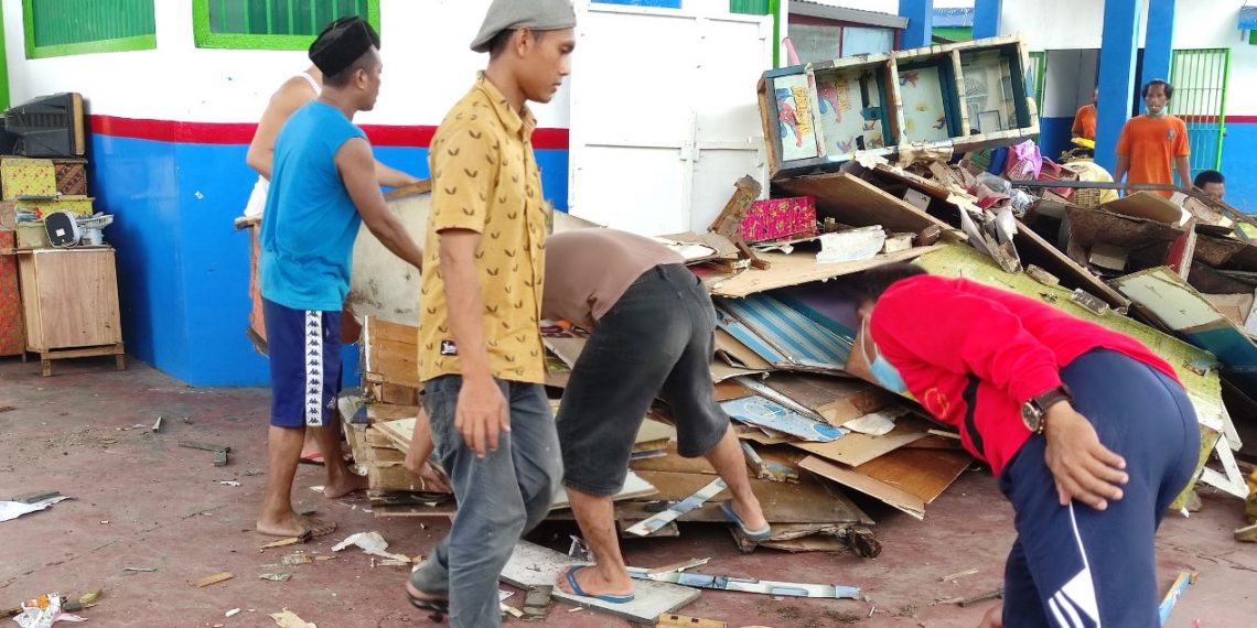 Bongkar Benda Mudah Tebakar untuk Ciptakan Kamar Hunian Lebih Nyaman