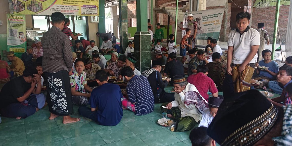 RMB Berbagi Makan Bersama Para Jamaah Masjid Al Muttaqiy