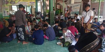 RMB Berbagi Makan Bersama Para Jamaah Masjid Al Muttaqiy
